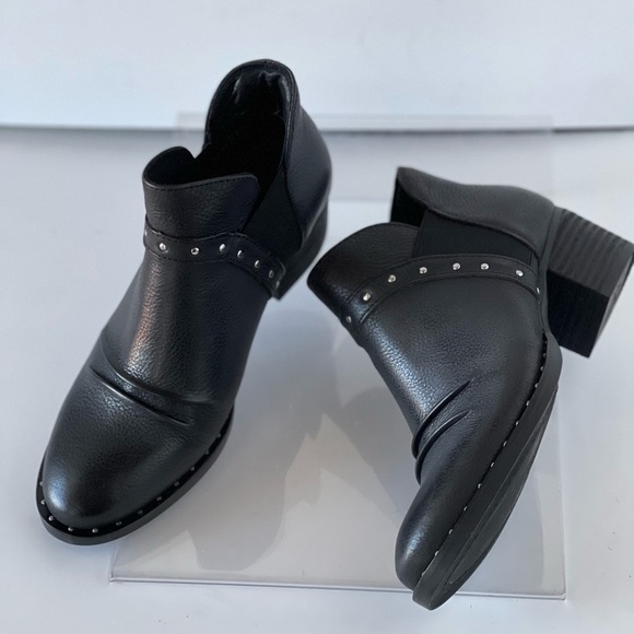 Earth Women's Black Leather Ankle Bootie Cut Out Studded Chelsea Boots Heels 5.5 - Picture 9 of 10